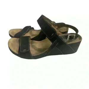 Clark’s Black leather velcro straps sandal women’s size 7 used  good condition